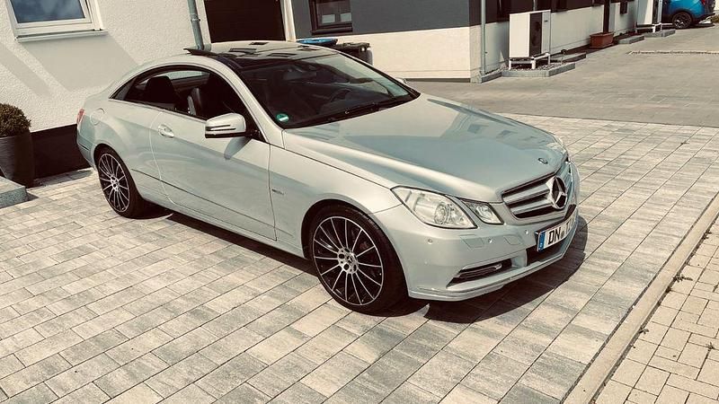 Silber Gebraucht 2011 Mercedes E350 Coupé | 9.500 € (Superpreis) - Bild 1/4