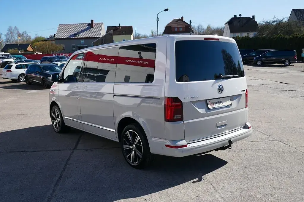 Gebraucht VW Multivan Exclusive 204 PS (150 kW) 2022 Candy weiß / ascotgrau Van / Kleinbus