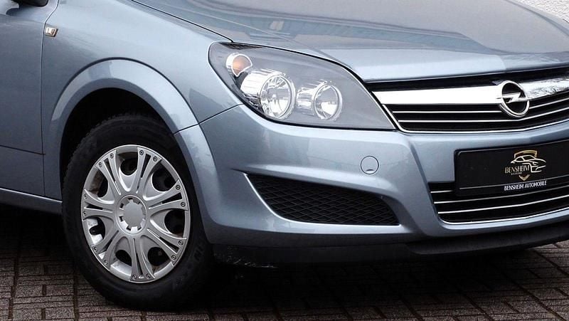Gebraucht Opel Astra Edition 140 PS (102 kW) 2010 Silber Kombi