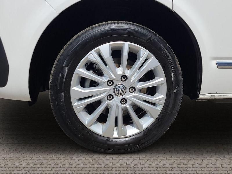 Second-hand VW Multivan Generation Six 150 CP (110 kW) 2022 Alb Monovolum