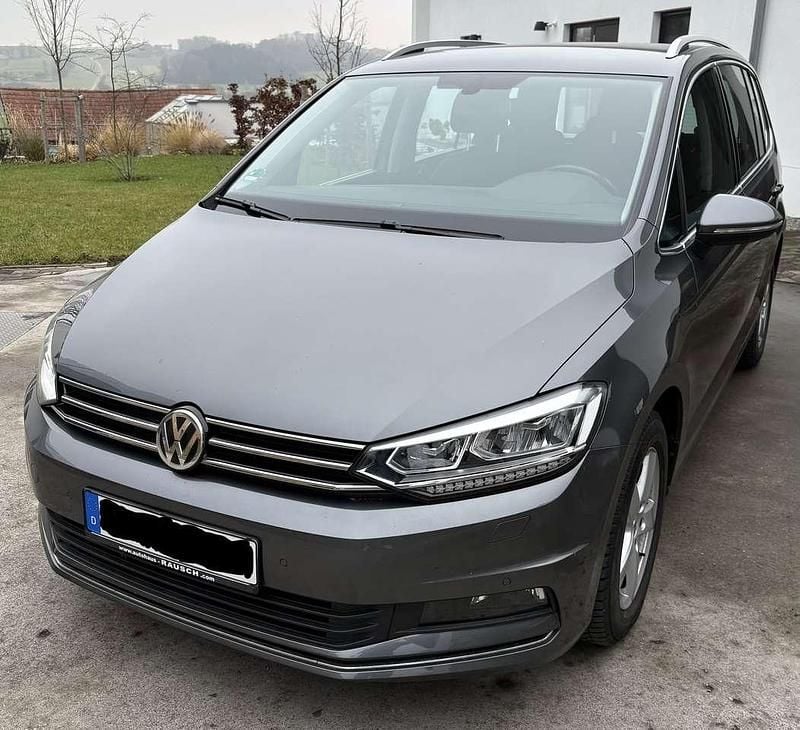 Grau Gebraucht 2017 VW Touran Highline Van / Kleinbus | 17.900 € (Guter Preis) - Bild 1/4