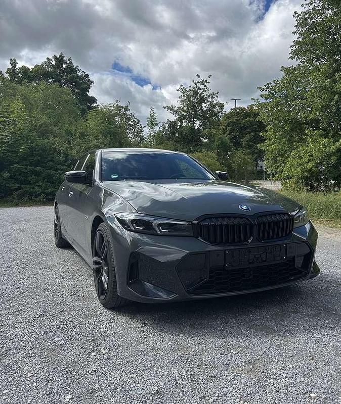 Grau Gebraucht 2023 BMW 330e M Sport Limousine | 41.900 € (Fairer Preis) - Bild 1/4