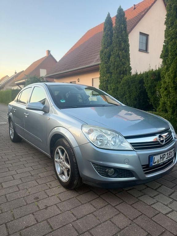 Silber Gebraucht 2009 Opel Astra Edition Limousine | 1.290 € (Guter Preis) - Bild 1/4