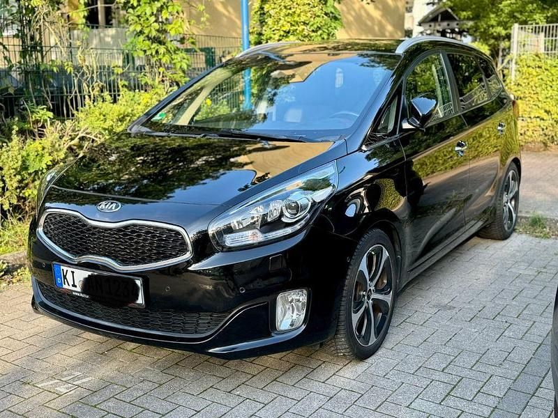 Schwarz Gebraucht 2016 Kia Carens DREAM-TEAM Edition Van / Kleinbus | 10.200 € (Fairer Preis) - Bild 1/4