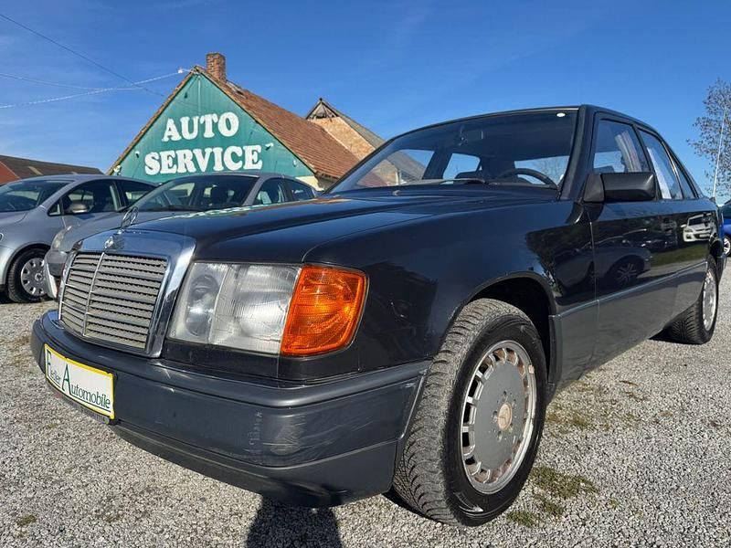 Schwarz Gebraucht 1990 Mercedes E200 Limousine | 3.750 € - Bild 1/4