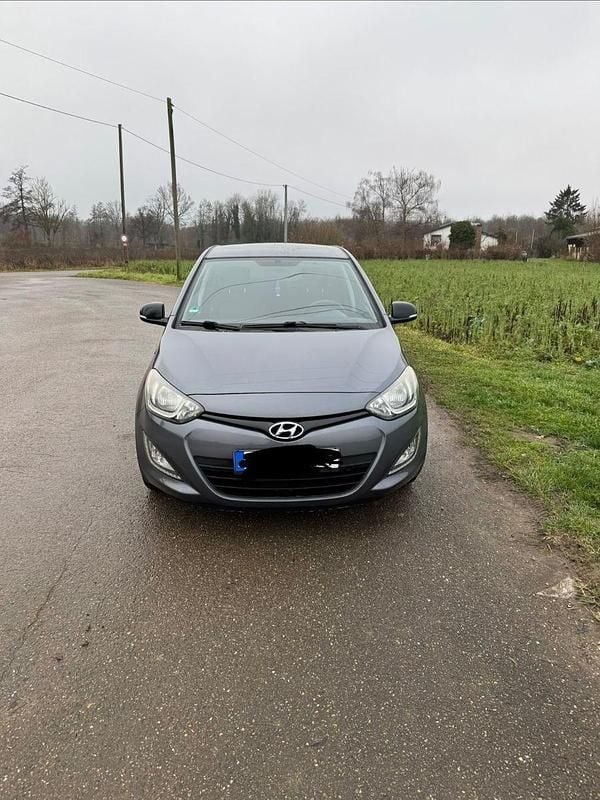 Gebraucht Hyundai i20 Trend 101 PS (74 kW) 2013 Grau Kleinwagen