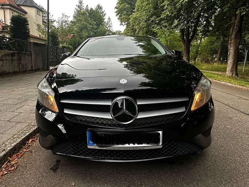 Schwarz Gebraucht 2015 Mercedes A180 Limousine | 8.799 € (Fairer Preis) - Bild 1/4