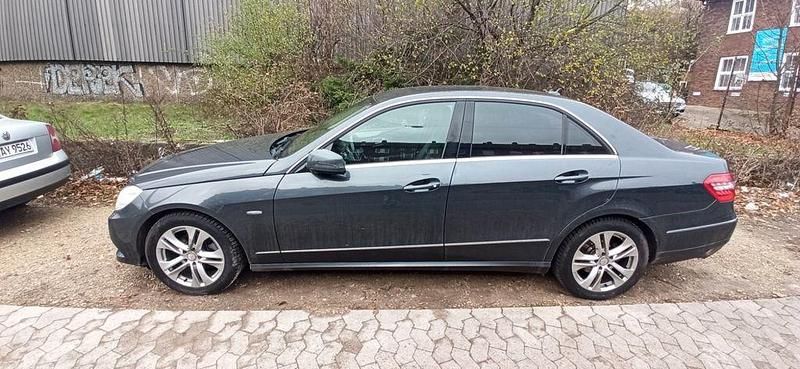 Gebraucht Mercedes E200 Avantgarde 184 PS (135 kW) 2010 Blau Limousine