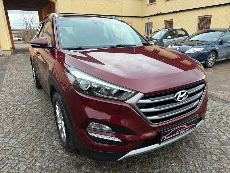 Gebraucht Hyundai Tucson Intro Edition 136 PS (100 kW) 2015 Rot SUV