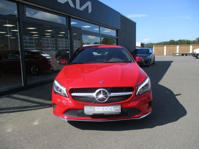 Gebraucht Mercedes CLA200 156 PS (114 kW) 2018 Rot Kombi