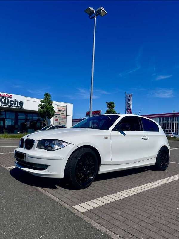 Weiß Gebraucht 2010 BMW 116 Kleinwagen | 3.750 € (Fairer Preis) - Bild 1/4