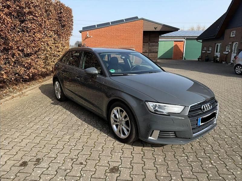Gebraucht Audi A3 Sport 116 PS (85 kW) 2019 Grau Limousine