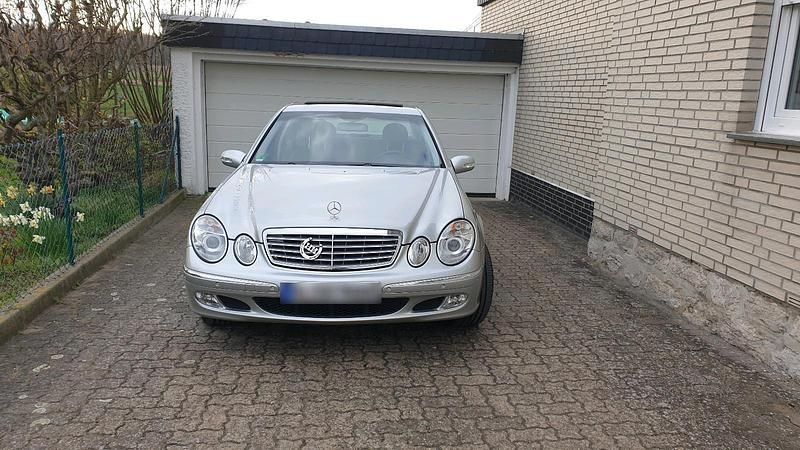 Gebraucht Mercedes E240 177 PS (130 kW) 2002 Silber Limousine