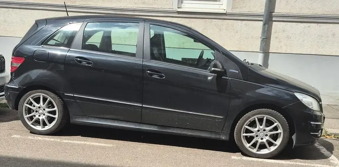 Gebraucht Mercedes B180 116 PS (85 kW) 2011 Schwarz Kleinwagen
