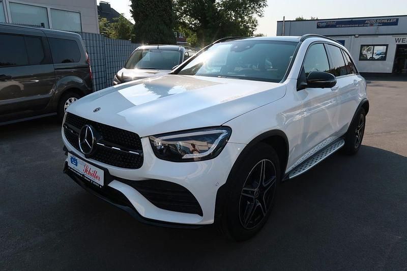 Weiß Gebraucht 2020 Mercedes GLC300 AMG SUV | 43.900 € (Etwas zu teuer) - Bild 1/4