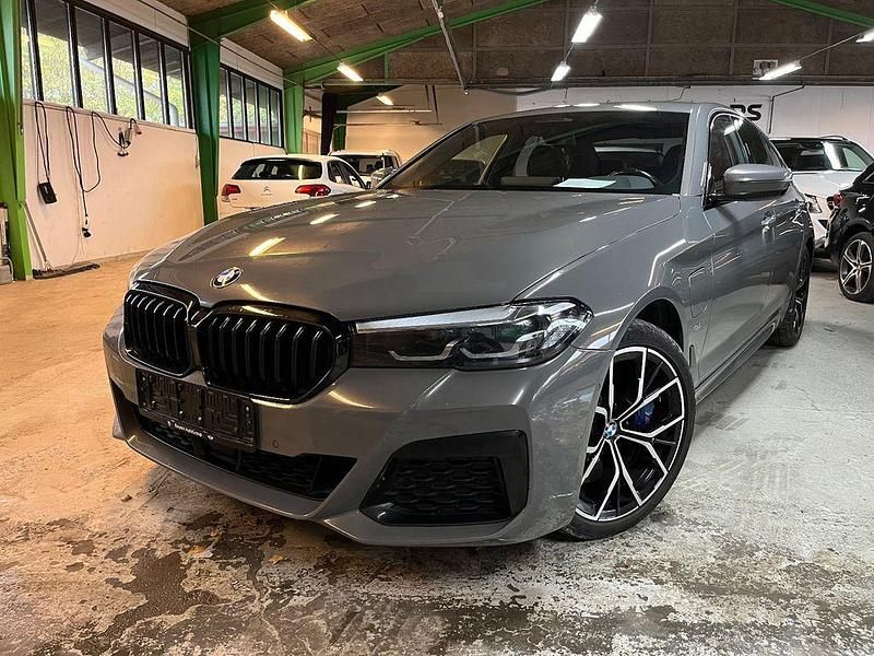 Grau Gebraucht 2021 BMW 545e M Sport Limousine | 32.495 € (Fairer Preis) - Bild 1/4