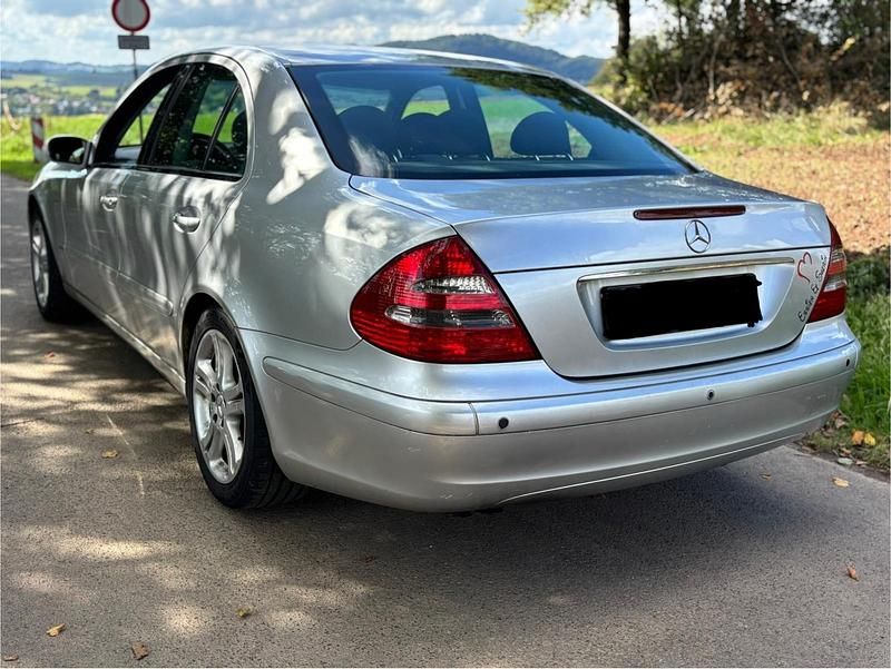 Silber Gebraucht 2003 Mercedes E220 Limousine | 2.450 € (Guter Preis) - Bild 1/4