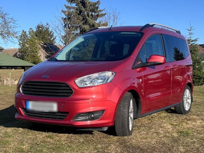 Gebraucht Ford Tourneo Courier Titanium 101 PS (74 kW) 2017 Rot Van / Kleinbus