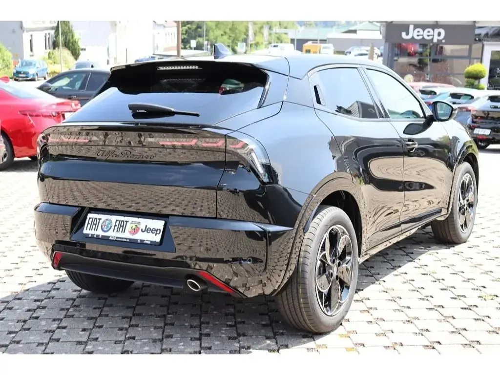 Neu Alfa Romeo Junior 145 PS (106 kW) 2026 Schwarz SUV