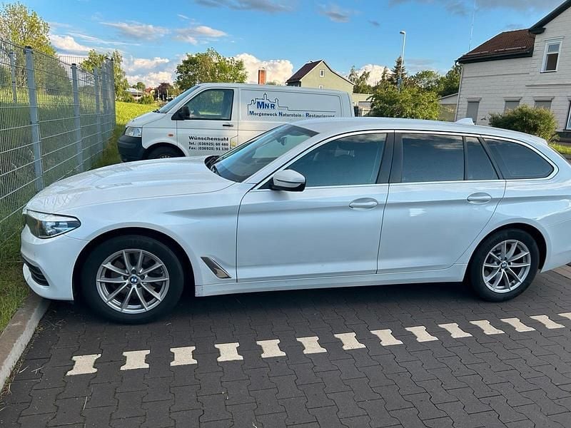 Weiß Gebraucht 2018 BMW 520 Kombi | 19.300 € (Superpreis) - Bild 1/4
