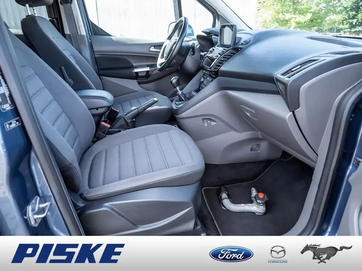 Gebraucht Ford Tourneo Titanium 120 PS (88 kW) 2022 Chroma blau Van / Kleinbus