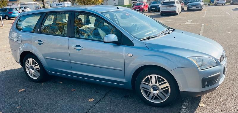 Blau Gebraucht 2006 Ford Focus Kombi | 2.200 € (Fairer Preis) - Bild 1/4