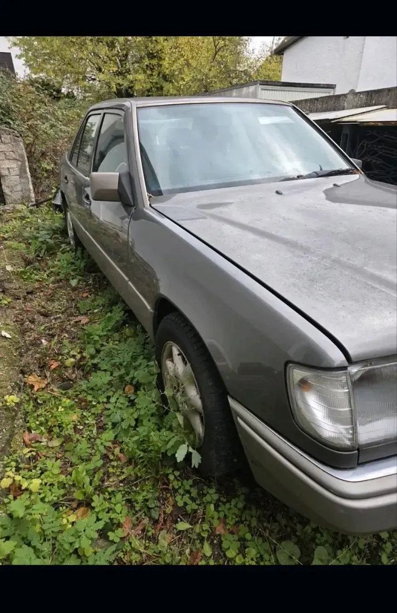 Gebraucht Mercedes E220 150 PS (110 kW) 1994 Silber Limousine