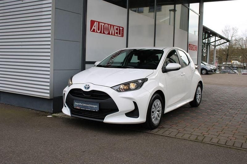 Schneeweiß Gebraucht 2023 Toyota Yaris Hybrid Basis Limousine | 18.990 € (Guter Preis) - Bild 1/4