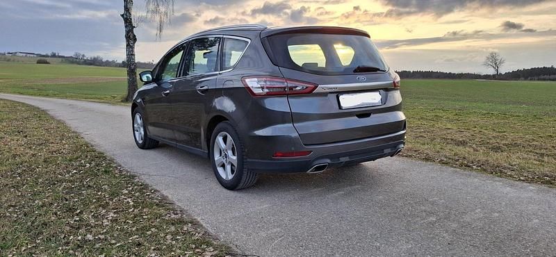 Gebraucht Ford S-MAX Titanium 210 PS (154 kW) 2017 Grau Van / Kleinbus