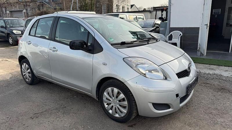 Gebraucht Toyota Yaris Cool 69 PS (50 kW) 2011 Silber Kleinwagen