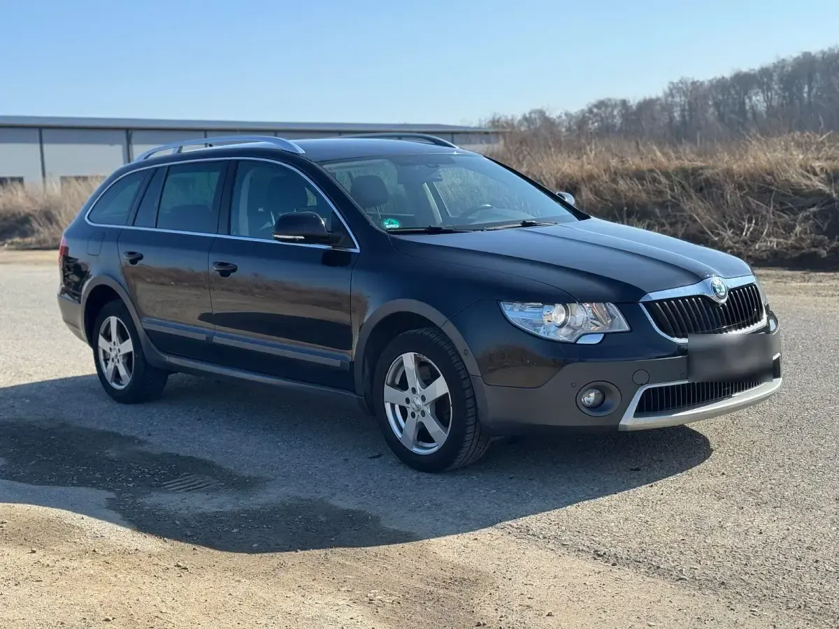 Gebraucht Skoda Superb 140 PS (102 kW) 2012 Schwarz Kombi