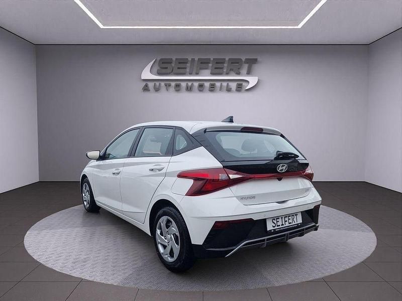 Gebraucht Hyundai i20 79 PS (58 kW) 2025 Atlas white / sol Limousine