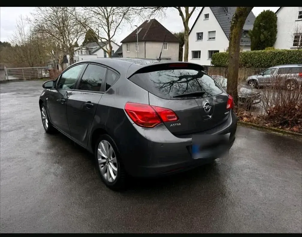 Gebraucht Opel Astra 101 PS (74 kW) 2012 Limousine