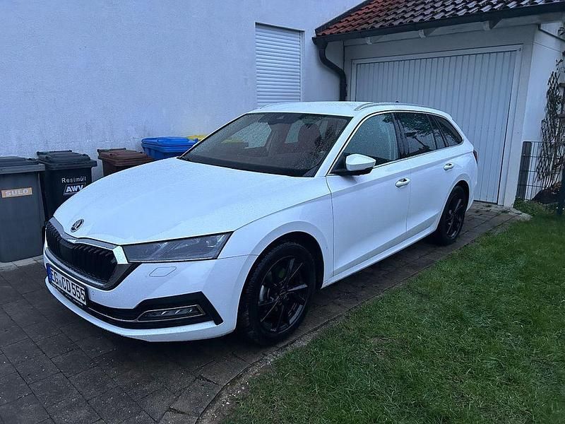 Weiß Gebraucht 2024 Skoda Octavia Tour Kombi | 30.500 € (Guter Preis) - Bild 1/1