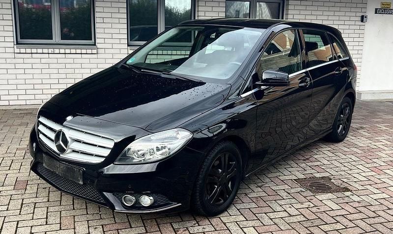 Gebraucht Mercedes B180 122 PS (89 kW) 2012 Schwarz Van / Kleinbus