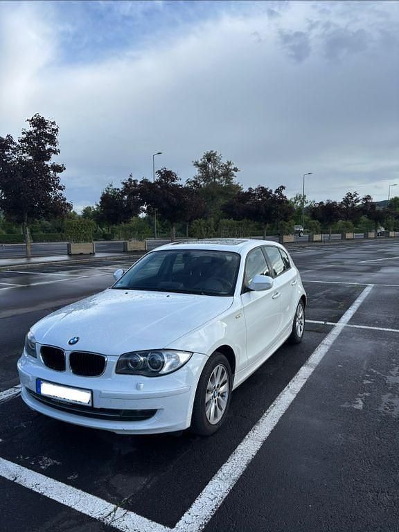 Gebraucht BMW 116 122 PS (89 kW) 2011 Weiß Kleinwagen