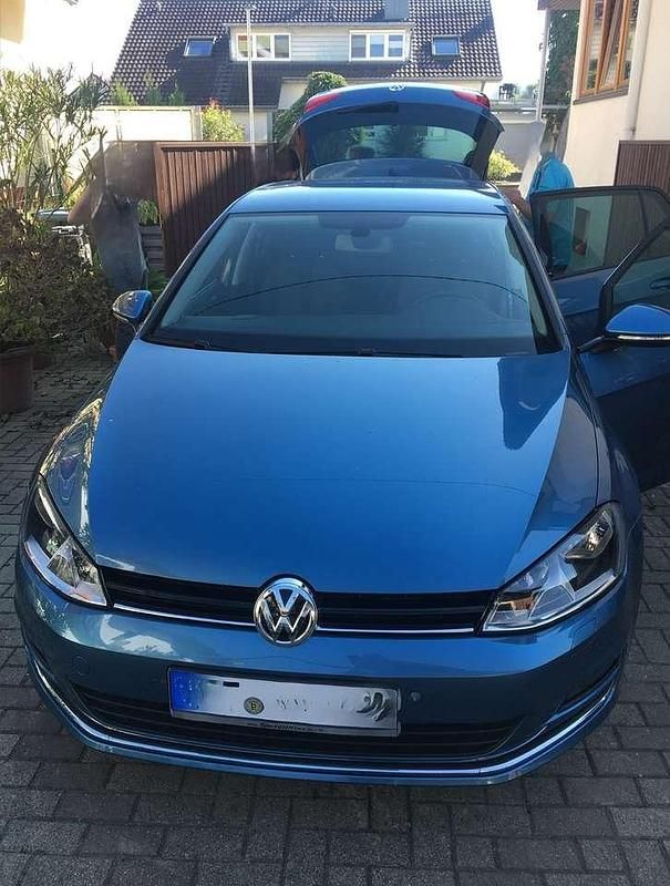 Blau Gebraucht 2016 VW Golf VII Allstar Kleinwagen | 9.499 € (Fairer Preis) - Bild 1/4