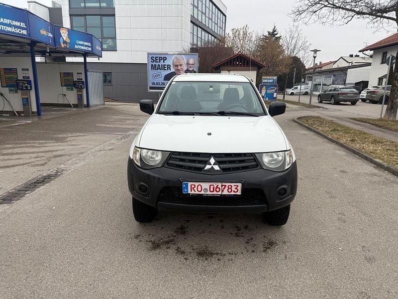 Gebraucht Mitsubishi L200 Inform 136 PS (100 kW) 2011 Weiß Abholung