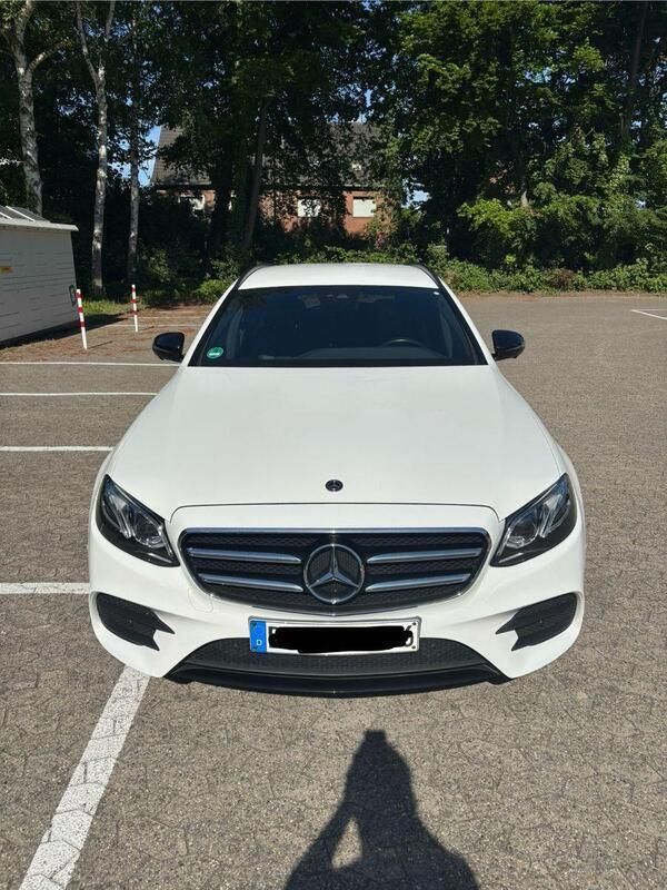 Weiß Gebraucht 2019 Mercedes E220 AMG line Kombi | 30.000 € (Guter Preis) - Bild 1/4