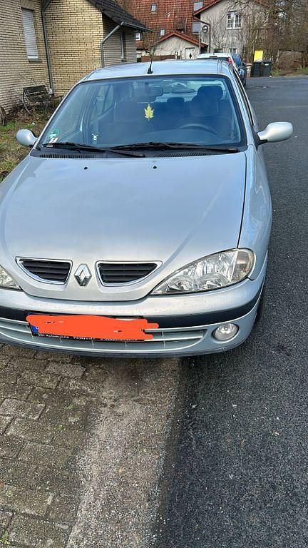 Grau Gebraucht 2000 Renault Mégane Limousine | 1.100 € (Fairer Preis) - Bild 1/2