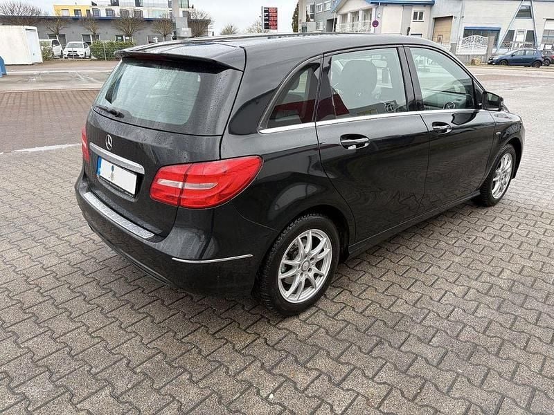 Gebraucht Mercedes B180 122 PS (89 kW) 2012 Schwarz Van / Kleinbus