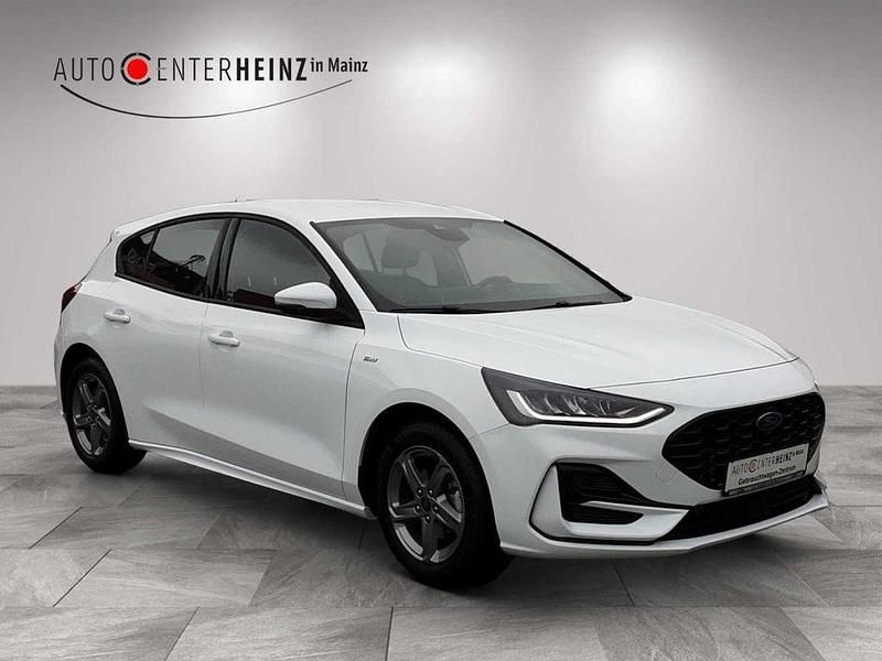 Używany Ford Focus ST-Line 125 KM (91 kW) 2022 Biały Sedan/Limuzyna