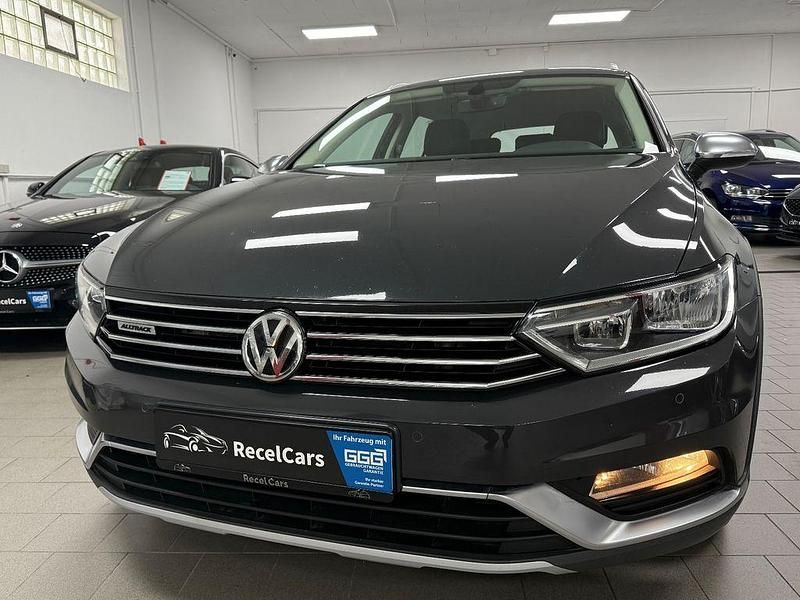 Grau Gebraucht 2018 VW Passat Alltrack Kombi | 18.900 € (Fairer Preis) - Bild 1/4