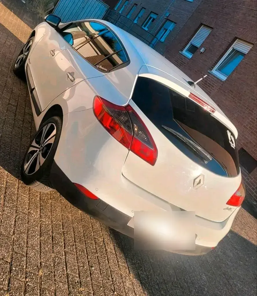 Gebraucht Renault Mégane III Bose Edition 131 PS (96 kW) 2011 Weiß Limousine