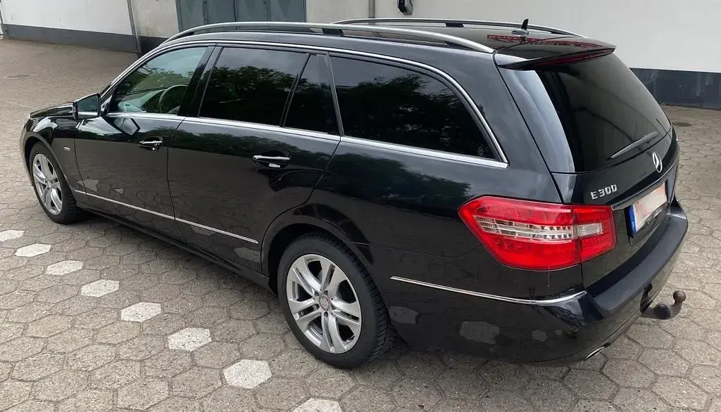 Gebraucht Mercedes E300 204 PS (150 kW) 2010 Schwarz Limousine