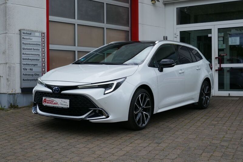 Weiß Gebraucht 2023 Toyota Corolla Lounge Limousine | 34.900 € - Bild 1/4