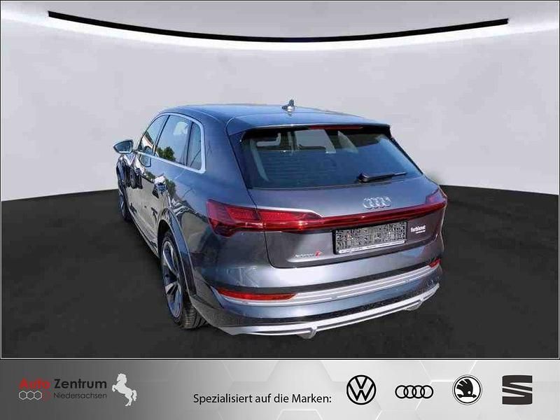 Gebraucht Audi e-tron Ambiente 369 kW (503 PS) 2022 Daytona gray pearl effect SUV