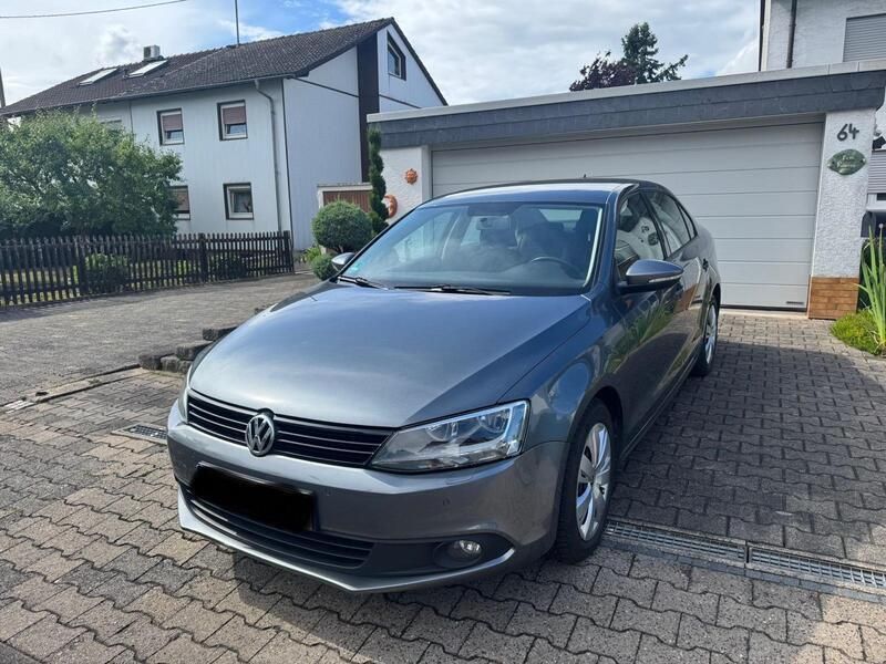 Grau Gebraucht 2012 VW Jetta Comfortline Limousine | 4.899 € (Superpreis) - Bild 1/4