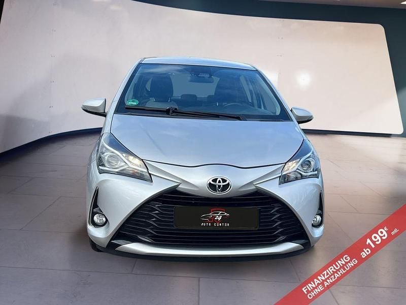 Gebraucht Toyota Yaris 69 PS (50 kW) 2017 Silber Limousine