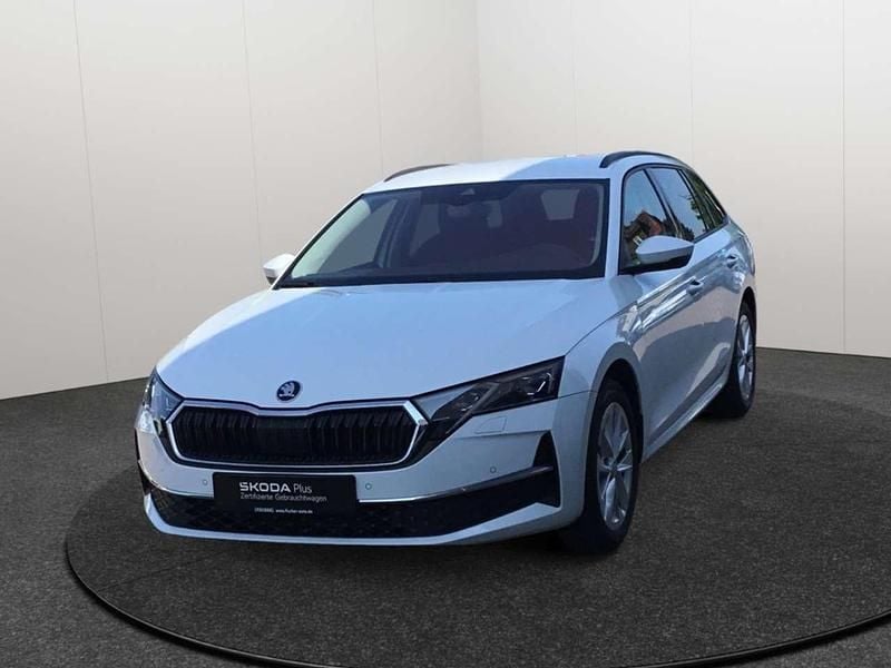 Weiss Gebraucht 2024 Skoda Octavia Selection Kombi | 29.922 € (Guter Preis) - Bild 1/4